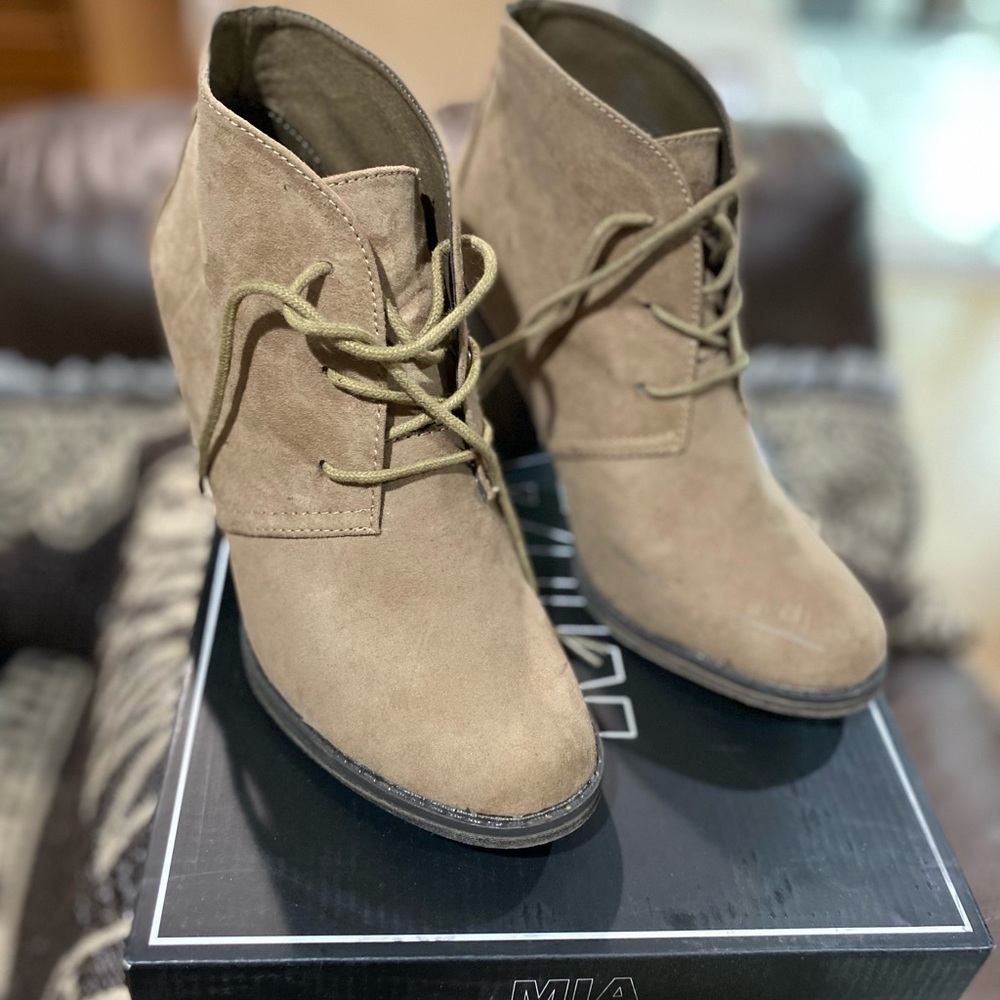 Beige ankle boot